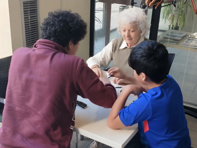 Programa Aprendre amb la gent gran, del districte de Sants-Montjuïc