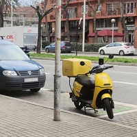 Moto de Glovo al c. Marina, Districte de Sant Martí