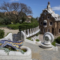 Vista de l'entrada del Park Güell amb el drac en primer terme. AUTOR: Edu Bayer
